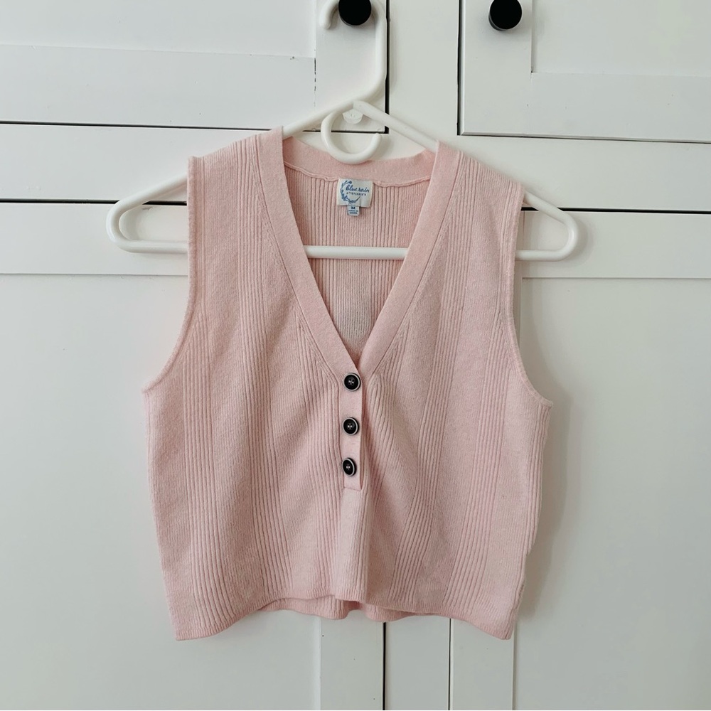 Francesca’s Baby Pink Knit Button V Neck Crop Vest Top Size Medium